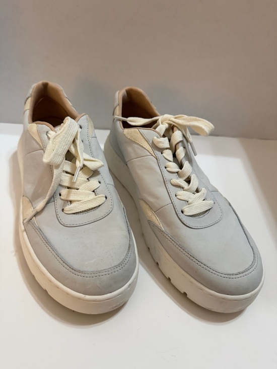 Vionic Shoes - Vionic Elsa Sneakers in Light Gray and Cream size 8